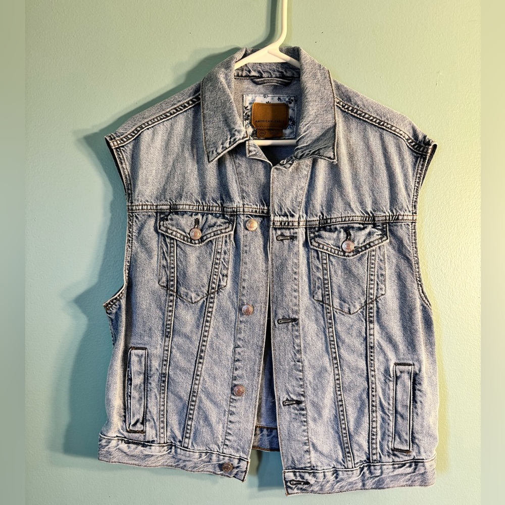 American Eagle, Jean vest, size xs , oversized, no tags but never worn.